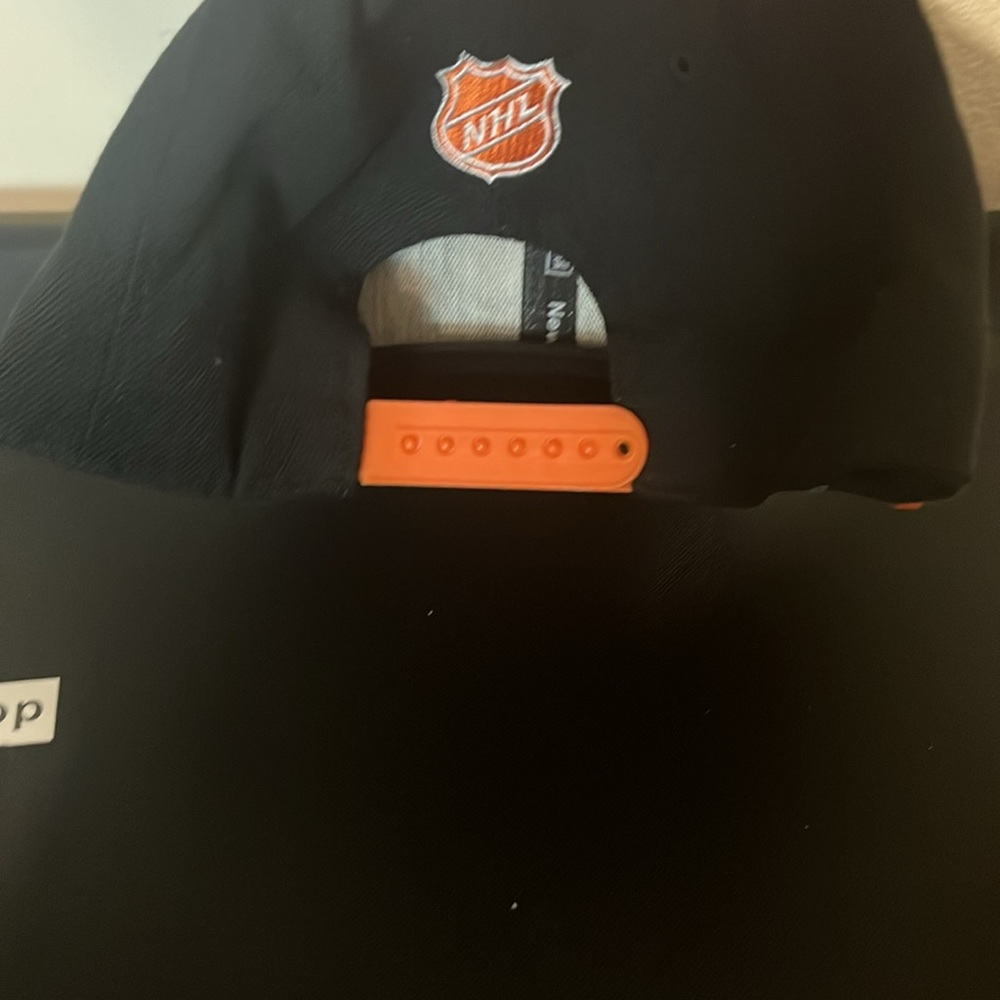 Snap back hat - Picture 3 of 3